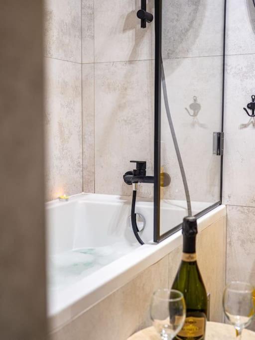 Chic Apartment In Historic Koneser Area 华沙 外观 照片