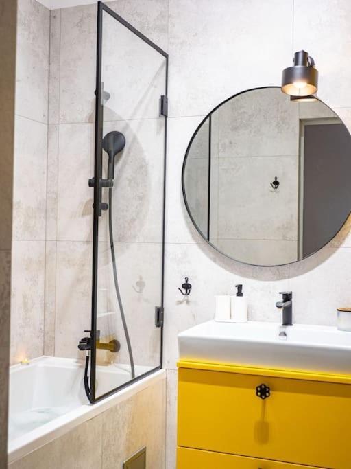 Chic Apartment In Historic Koneser Area 华沙 外观 照片