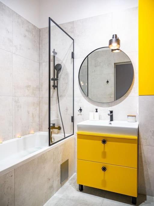 Chic Apartment In Historic Koneser Area 华沙 外观 照片