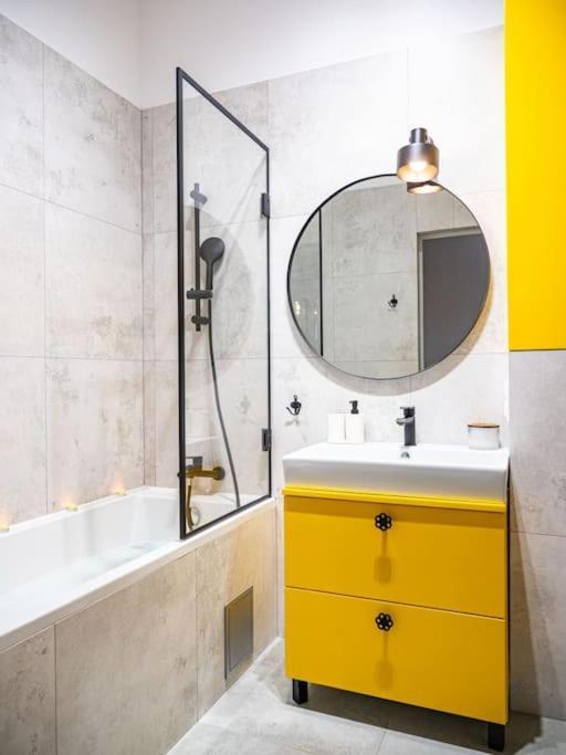 Chic Apartment In Historic Koneser Area 华沙 外观 照片