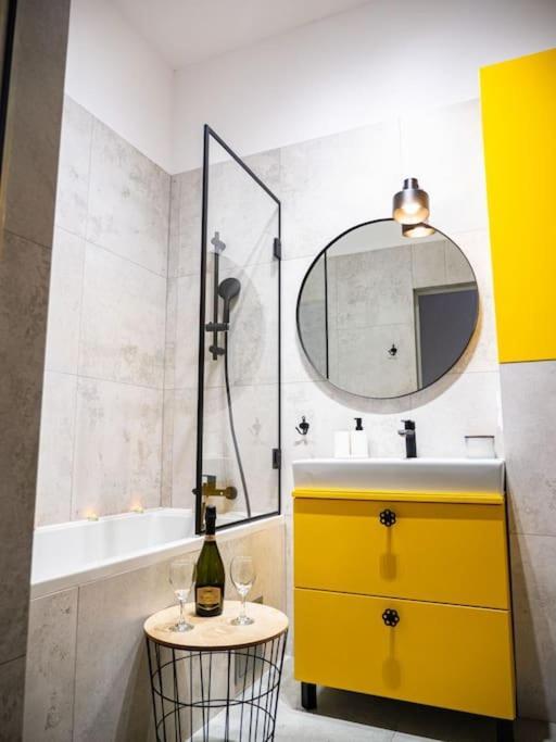 Chic Apartment In Historic Koneser Area 华沙 外观 照片